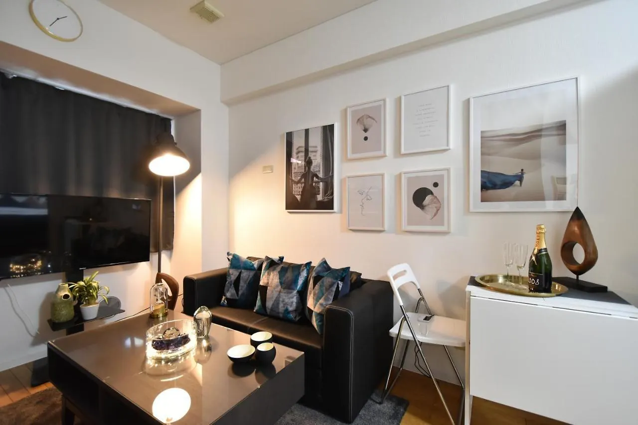 Charming Tokyo Apartment With Private Balcony اليابان