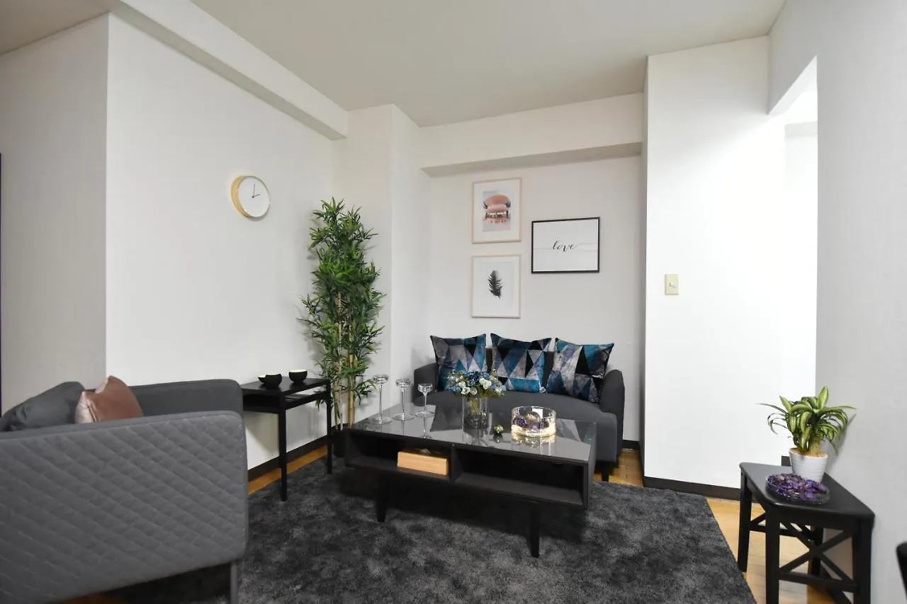 Charming Tokyo Apartment With Private Balcony اليابان